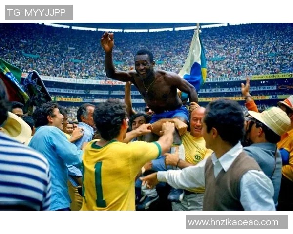 足球三大球星巅峰时刻集锦展现球场传奇风采 足球三大球星巅峰时刻集锦展现球场传奇风采